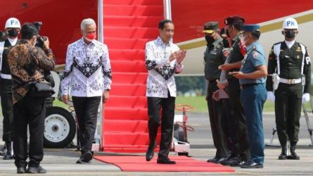 Presiden Jokowi saat tiba di Semarang disambut Gubernur Jawa Tengah Ganjar Pranowo. (Foto : Setpres)