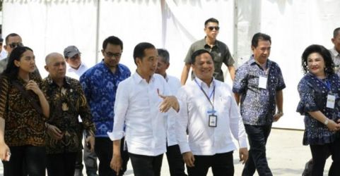 Presiden Jokowi dan Dirut PNM Arief Mulyadi (baju putih lengan panjang) ketika di Istana Negara. (foto: Setpres)