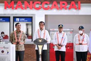 Presiden Jokowi saat meresmikan pengembangan tahap 1 Stasiun Manggarai, Senin (26/12). (Foto : Setpres)