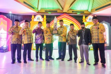 Pj Sekda Provinsi Banten M Tranggono menyerahkan piala Juara Umum MTQ XIX kepada Kontingen Kabupaten Tangerang. Foto : Humas Pemprov Banten