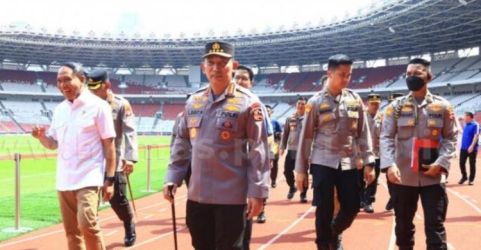 Kapolri Jenderal Listyo Sigit Prabowo dan Menpora Zainudin Amali saat meninjau GBK mengecek kesiapan stadion untuk penyelenggaraanPiala AFF. (Ist)