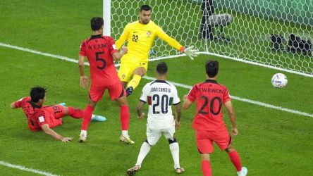 Gawang Portugas berhasil dijebol pemain Korsel Kim Young-gwon. (Ist)