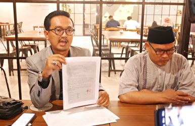 Satria Pratama (kanan), kuasa hukum Y, saat menyampaikan keterangan pers di Pandeglang.(Ari Supriadi/Tangsel Pos)