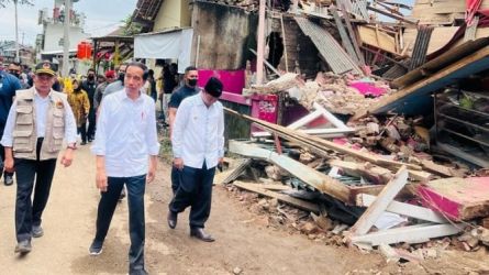 Presiden Jokowi ketika berkunjung ke Cianjur lewat jalur darat pada Senin (5/12). (Foto : Setpres)