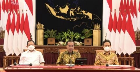 Presiden Jokowi saat memberikan keterangan pers perihal pencabutan  PPKM secara virtual. (Ist)