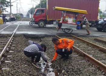 Saluran air bersih PDAM Tirta Benteng sempat mampet di tengah jalur rel ka stasiun Tanah Tinggi. (Ist)