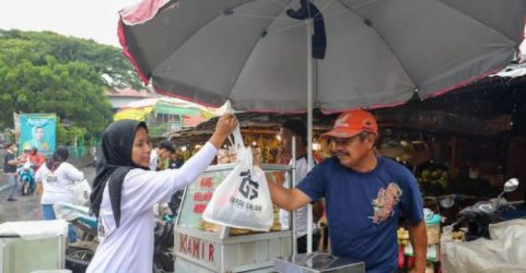 Relawan Gerakan Rakyat Desa untuk Ganjar mengadakan aksi sosial bagi sembako di Pasar Ciputat, Tangsel pada Senin (26/12)