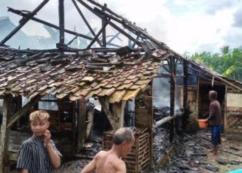 Rumah semi permanen milik Maji habis terbakar, kerugian ditaksir 30 juta.