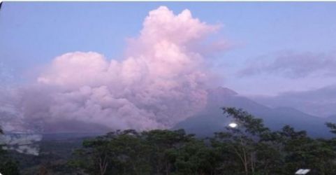 Gugusan awan panas Gunung Semeru pada Minggu (4/12). Foto : Istimewa