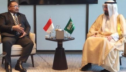 Menteri Agama Yaqut Cholil Qoumas saat bertemu Menteri Haji daj Umroh Arab Saudi Tawiq F Al Rabiah di Jeddah , Minggu (8/1)