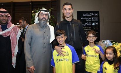 Cristiano Ronaldo sudah mendarat di Saudi Arabia. Anak-anak CR7 menggunakan kostum tim Al Nassr. (Ist)