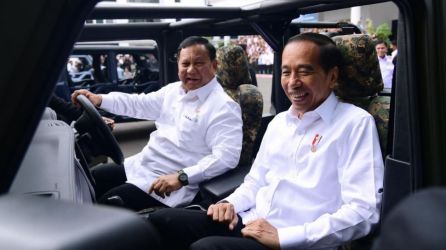 Presiden Jokowi dan Menteri Pertahanan Prabowo Subianto saat menaiki mobil Maung buatan Pindad. (Foto : Setpres)
