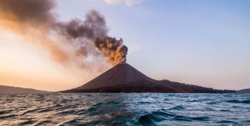 Gunung anak Krakatau meletus mengeluarkan abu setinggi 3.000 meter. (Ist)