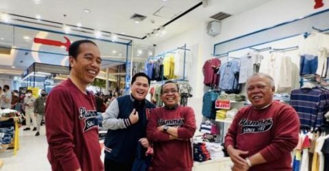 Kenakan produk lokal. Presiden Jokowi bersama Menteri PUPR Basuki Hadimuljono, Mensesneg Pratikno dan Menteri BUMN belanja produk dalam negeri  yang ada di sebuah mall di Pekanbaru. (Foto : Setpres)