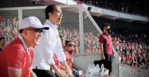 Presiden Jokowi tampak tegang saat menyaksikan pertandingan leg pertama semifinal AFF antara Indonesia vs Vietnam di Stadion GBK. (Foto : Setpres)