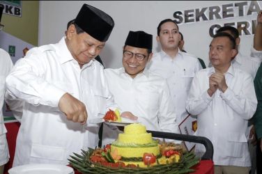 Ketum Gerindra Prabowo Subianto saat memotong tumpung di kantor sekber Gerindra PKB di Menteng disaksikan Ketum PKB Muhaimin Iskandar.