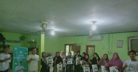 Aksi sosial Sukarelawan Santri Dukung Ganjar membagikan bantuan di Majelis Taklim Al-Khoriyah Cakung, Jakarta Utara.