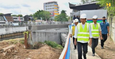 Presiden Jokowi didampingi Menteri PUPR Basuki Hadimuljono saat menyaksikan breakthrough line proyek sedotan sungai Ciliwung.