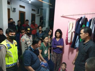 Polsek Pamulang tengah melakukan olah TKP ditemukannya ibu paru baya di Pamulang yang tewas bunuh diri di rimahnya.