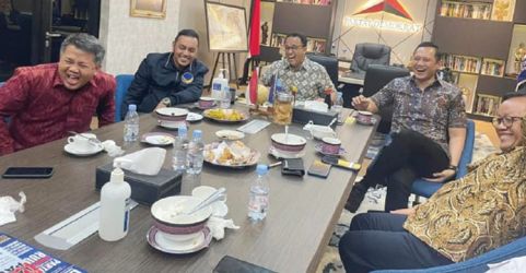 Anies Baswedan bersama para petinggi Partai Demokrat, Partai Nasdem dan Partai PKS di Markas Demokrat. (Ist)