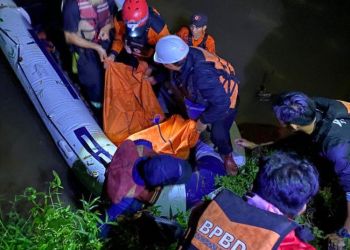 Satgas BPBD Kota Tangsel tengah melakukan evakuasi terhadap pengendara sepeda motor yang ditemukan tewas tenggelam di Kali Angke.