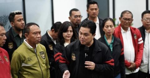 Ketum PSSI Erick Thohir saat konferensi pers di kantor PSSI pada Sabtu (17/2).