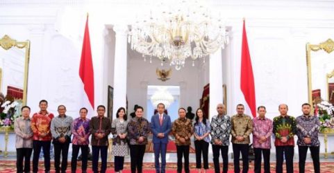 Presiden Jokowi menerima pengurus baru PSSI di Istana Kepresidenan, Jakarta, Senin (20/2)
