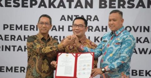 Dari kiri ke kanan. Plt. Gubernur DKI Jakarta Heru Budi Hartono, Gubernur Jabar Ridwan Kamil dan Plt Wali Kota Bekasi Tri Adhianto Tjahyono. (Ist)