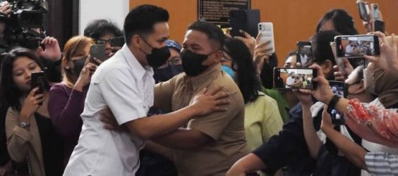 Bharada E bersama keluarganya saat sidang di Pengadilan Negeri Jakarta Selatan. (Ist)