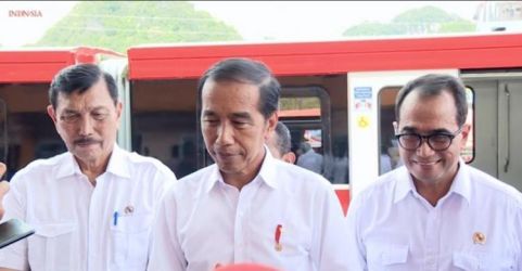 Presiden Jokowi seusai menjajal kereta api di Maros , Sulawesi Selatan   foto : Setpres