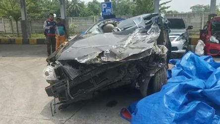 Mobil Toyota Camry yang dikendarai keluarga Sabda saat kecelakaan di tol Pemalang. (Ist)