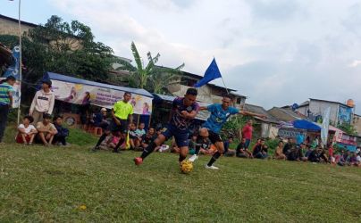Winger Denis FC, Kodel (kiri) berebut bola dengan pemain Putra Selatan, Kacang.(Foto: dok/Panitia Bina Jaya Cup).