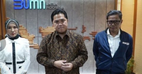 Menteri BUMN Erick Thohir dan Dirut PERTAMINA  Nicke Widyawati saat menggelar konferensi pers di kantor BUMN pada Senin (6/3). (Ist)