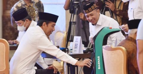 Presiden Jokowi dan Wapres Maruf Amin saat menyerahkan zakat melalui Baznas di Istana Merdeka    foto : Ist