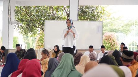 Airin Rachmi Diany silaturahmi di Pondok Pesantren Riadul Awamil, Warunggunung, Kabupaten Lebak, Jumat (24/3).