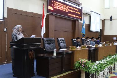 Bupati Irna Narulita, saat menyampaikan nota LKPj dalam rapat paripurna di Gedung DPRD Pandeglang, Rabu (29/3/2023).(Ari Supriadi/Tangsel Pos)