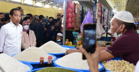 Presiden Jokowi saat meninjau Pasar Tramo, Maros, Sulawesi Selatan.   foto : Setpres