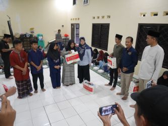 PT. Tirta Fresindo Jaya Pandeglang (PT. Mayora) menggelar acara buka puasa bersama penghuni Panti Asuhan Hasanudin Kabupaten Pandeglang, Kamis (30/3/2023).(Ari Supriadi/Tangsel Pos)