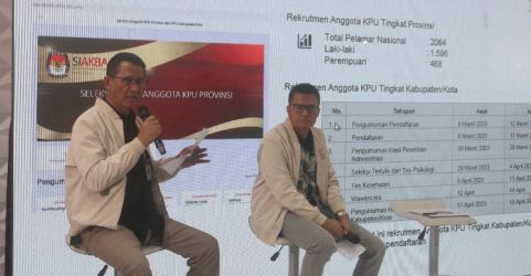 Deputi Teknis KPU Eberta Kawima (kiri) dipandu Pemimpin Redaksi Rakyat Merdeka Riki Handayani, dalam dialog OTW Nyoblos, di Kantor Rakyat Merdeka, Jakarta. (rm.id)