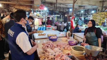 Dinas Perindustrian dan Perdagangan (Diperindag) Kota Tangsel melakukan inspeksi mendadak (sidak) ke ke Pasar Modern BSD, dan Pasar Serpong, pada Kamis (16/3). (Foto: Idral Mahdi)