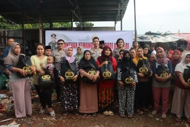 Polres Tangsel bantu warga terdampak fluktuasi harga bahan pokok Bulan Ramadan.