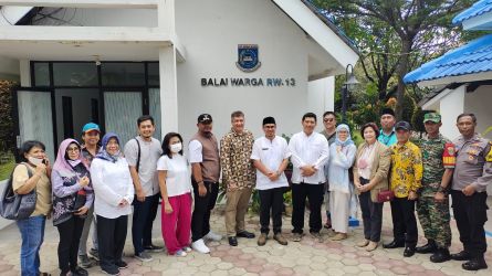 Warga Villa Cinere Mas menyambut kedatangan Wakil Wali Kota Tangsel Pilar Saga Ichsan saat mengunjungi balai warga serta peninjauan titik rencana pembangunan posyandu prima.