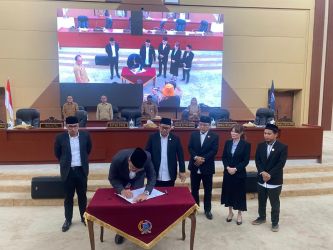 DPRD Kota Tangsel bersama dengan Walikota Tangsel menyetujui bersama Rancangan Peraturan Daerah (Raperda) tentang Pajak dan Retribusi Daerah menjadi Peraturan Daerah (Perda).