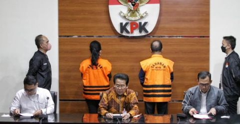 Bupati Kapuas dan Istrinya ketika berada di kantor KPK. (Ist)