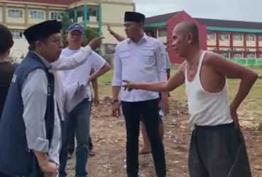 Anggota Komisi IV DPRD Kota Tangsel melakukan sidak ke lokasi jalan menuju SDN 01 Pondok Kacang Timur yang dipasang pagar oleh pemilik lahan. (dra)