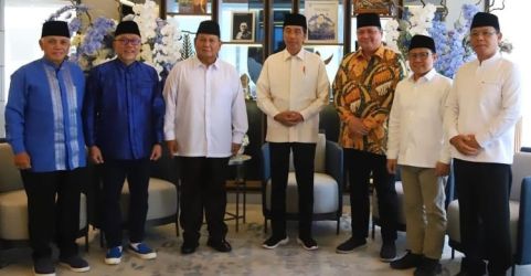 Pimpinan parpol pendukung pemerintah calon seperti koalisi besar saat bersilaturahmi dengan Presiden Jokowi, di DPP PAN, Warung Buncit Jakarta Selatan, 2 April lalu. (Foto : Setpres)