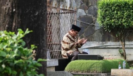 Prabowo Subianto ketika dikuburan Ayahanda nya Prof. Soemitro Djojohadikusumo di Karet Bivak. Foto : Ist