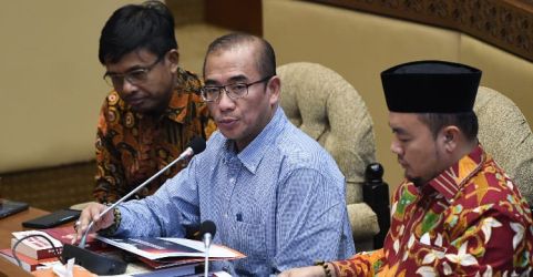 Ketua KPU Hasyim Asyari (tengah) bersama Komisioner KPU Mochammad Afifuddin (kanan) dan Idham Holik (kiri) berbicara saat rapat dengar pendapat (RDP) bersama DPR, KPU, Bawaslu, DKPP, dan Kemendagri. (Ist)