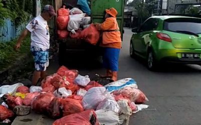 Warga Pamulang dibuat resah soal tumpukan sampah yang dibuang sembarangan di sepanjang Jalan Raya Padjajaran dekat arena pacuan kuda. (dra)