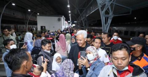 Gubernur Jawa Tengah ketika berada di Padar Senin ditengah pemudik .   Foto : Ist